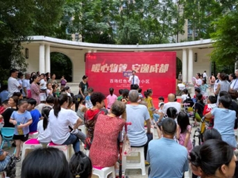 “暖心物管 安逸成都” 百场红色电影进小区活动火热开场