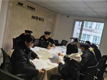 别紧张，昨夜的敲门是他们......