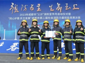 从火光中走来,“我们就是成都环球中心最后的防火墙”